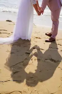 Couple de mariés à la plage