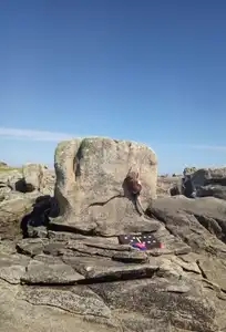 Grimpeur au chapeau sur rocher granite, bloc, lesconil