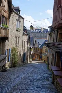 rue pavée de Jerzual à Dinan avec maisons à colombage colorées