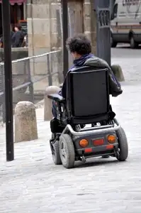 Mobilité d'une personne en fauteuil à Nantes