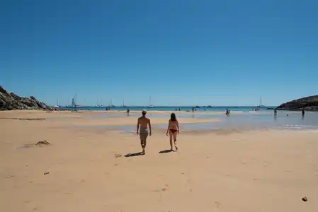 un couple part se baigner sur une plage de belle-île en mer en été