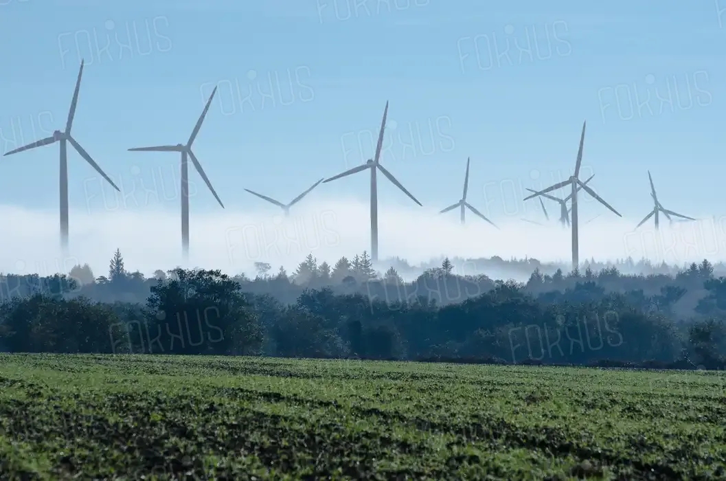 Energie renouvelable, éoliennes dans le brouillard
