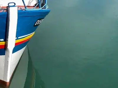 Etrave colorée au port de Lesconil en pays bigouden
