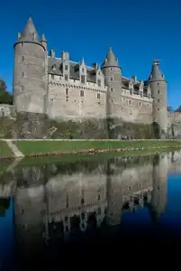 Château de Josselin se reflétant dans l'Oust