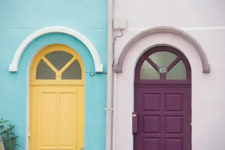 Portes colorées d'habitations dans le quartier Saint-Martin à Brest