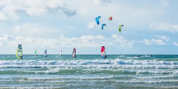 compétition de windsurf et de kitesurf durant les wave games à la pointe de la Torche
