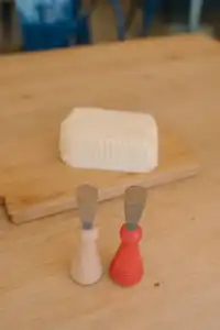 Couteaux à beurre bigouden et leur plaquette de beurre salé