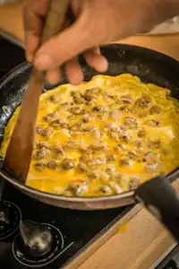 Omelette aux coques et aux palourdes