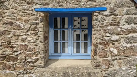 fenêtre bleu avec drapeau breton