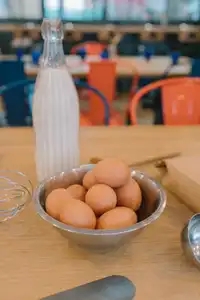 Une bouteille de lait et des œufs