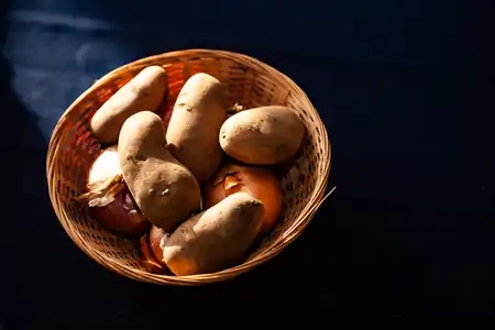 Corbeille contenant pommes de terre et oignons