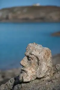 Tête de personnage sculpté dans un rocher