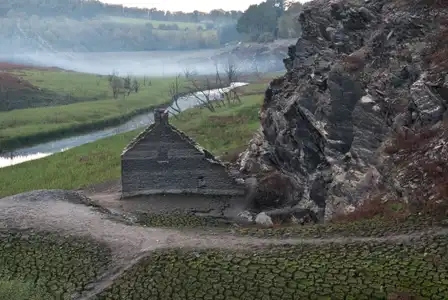 Ancienne maison d'ardoisier visible lors de l'assec du lac de Guerlédan en 2015
