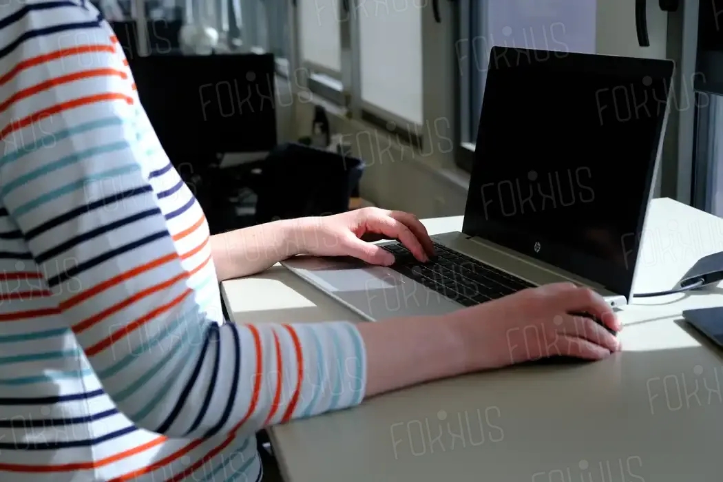 Femme travaillant sur ordinateur