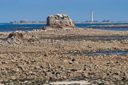 Estran découvert à marée basse devant le phare des Héaux de Bréhat