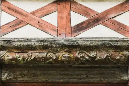 Détail de tête gravées sur bois et colombages d'une habitation à Saint-Brieuc