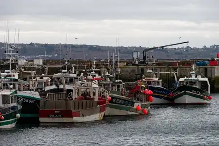 bateaux de pêche amarré au port de pêche de Brest