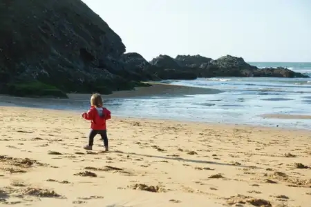 bébé marche sur la plage, Belle-Ile-En-Mer, Bretagne