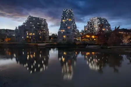 Immeubles modernes au bord de la Vilaine à Rennes à la tombée de la nuit