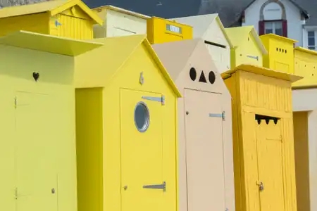 Cabines de plages jaunes