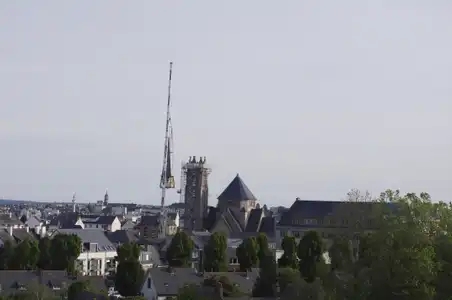 L'installation du nouveau clocher de l'église après incendie