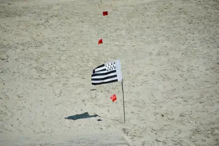Ploumanac'h, plage, drapeau breton et parcours