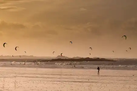 Kite-surfs au soleil couchant à Saint-Malo