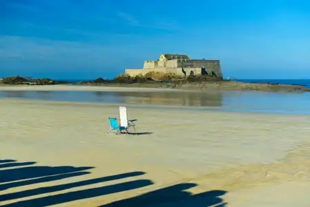 Chaises pliantes vides plage du Sillon à Saint-Malo