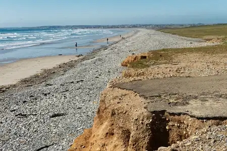 les restes d'une route détruite par le recul de la côte,, sur les grèves de Plovan