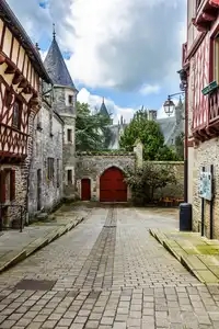 Josselin, entrée du château depuis la rue du château