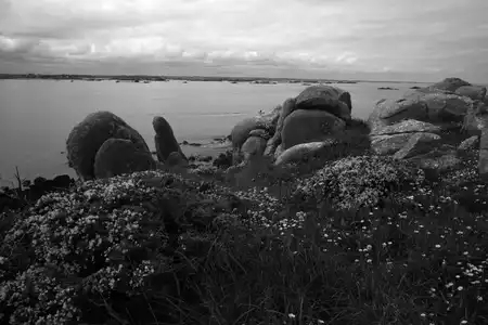 rochers de l'ouest de l'ile avec pêcheur