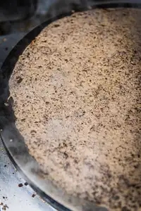 Crêpe de blé noir nature sur galettière