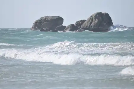 Rochers dans la mer turquoise de la côte Nord du Finistère