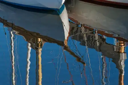 reflets de vieux gréements dans le port de Paimpol