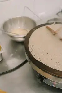 Pâte à crêpe étalée sur un billig bien chaud