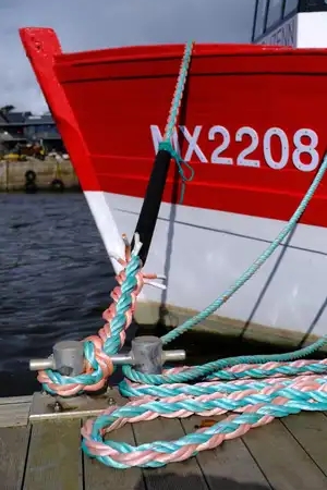 Bateau de pêche rouge et blanc au port de Lanildut