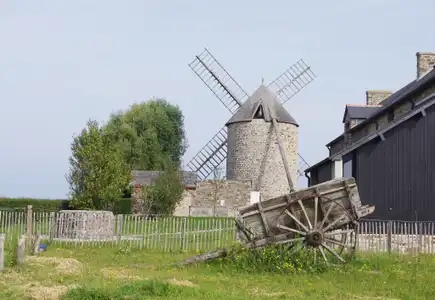 Le moulin à vent et la vieille charrette en bois