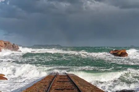tempête sur la côte de granit rose, les sauveteurs prêt à sortir pour venir au secours des marins