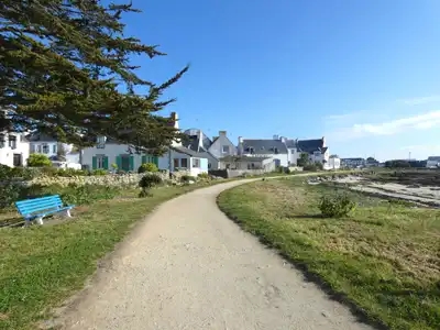 Sentier breton au banc et ciel bleus, bretagne