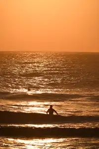 Session surf au coucher de soleil à Penhors.