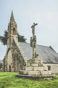 la Bretagne et son riche patrimoine , chapelle et calvaire de Beuzec commune de Plomeur en Pays Bigouden