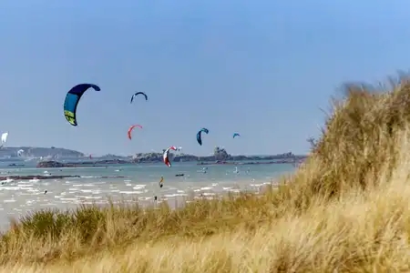 La Baie de Baussais, ici la plage des Briantais, est un spot fréquenté par les véliplanchistes et les kitesurfeurs