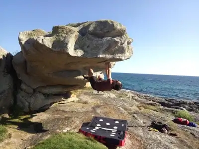 Grimpeur bloc rocher granite, bord de mer, Lesconil
