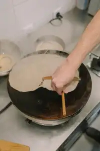 Ramener la pâte à crêpe toujours de l'extérieur vers l'intérieur