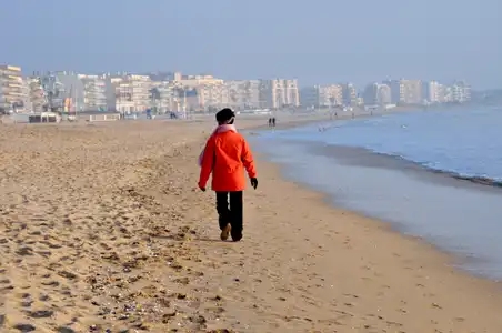 Femme marchant sur le sable en hiver