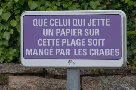 Message d'avertissement pour éviter le jet de papier sur une plage