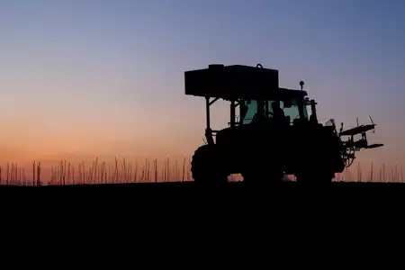 Tracteur au coucher du soleil