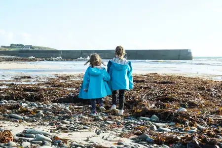 fillettes marchent sur la plage Audierne Finistère