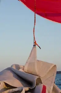 voile de bateau pliée au coucher de soleil