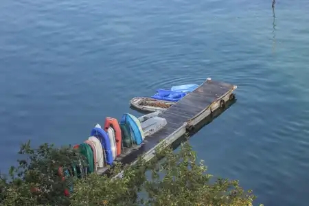Petites barques posées sur le ponton